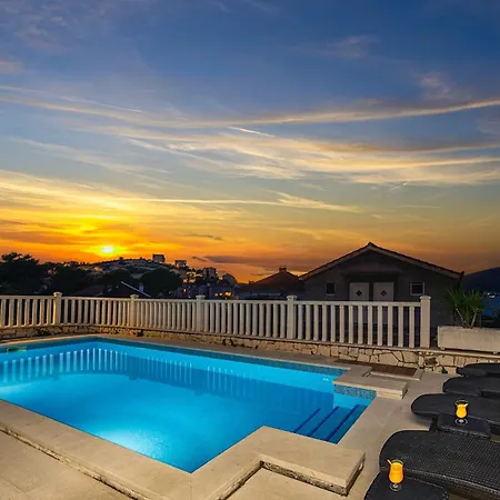 Villa Modern Spacious Villa, 36 Sqm Pool, 70m To - Mediteran