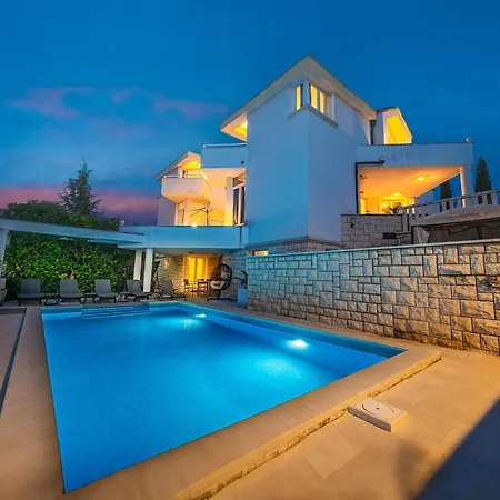 Villa Modern Spacious Villa, 36 Sqm Pool, 70m To - Mediteran