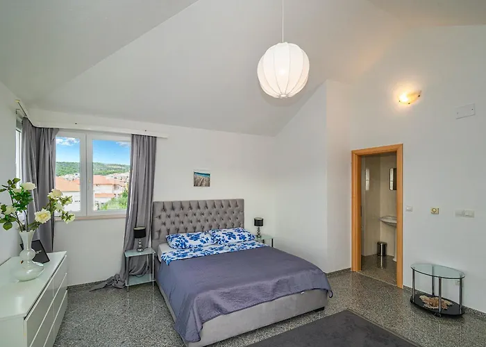 Modern Spacious Villa, 36 Sqm Pool, 70m To - Mediteran *