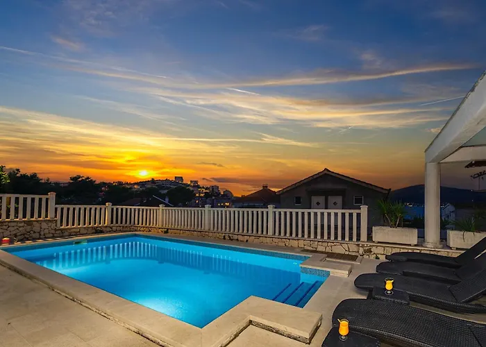 Vila Modern Spacious Villa, 36 Sqm Pool, 70m To - Mediteran