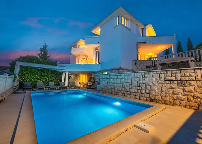 Vila Modern Spacious Villa, 36 Sqm Pool, 70m To - Mediteran