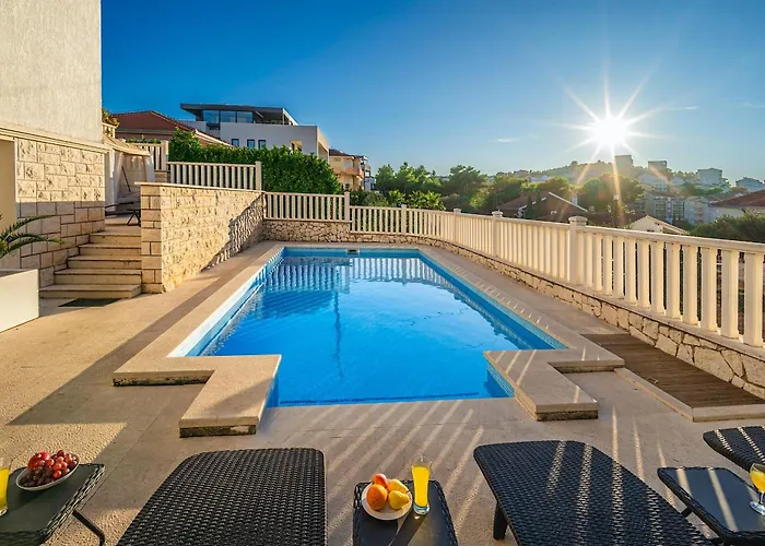 Modern Spacious Villa, 36 Sqm Pool, 70m To - Mediteran Vila *