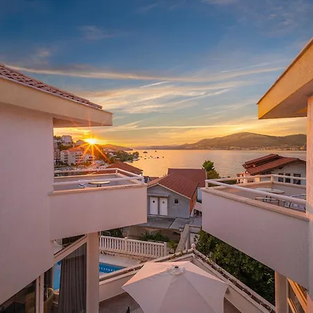 Modern Spacious Villa, 36 Sqm Pool, 70m To - Mediteran Трогір