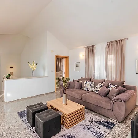 Modern Spacious Villa, 36 Sqm Pool, 70m To - Mediteran Вилла Трогир