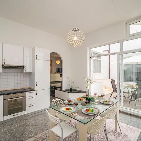 Вилла Modern Spacious Villa, 36 Sqm Pool, 70m To - Mediteran *