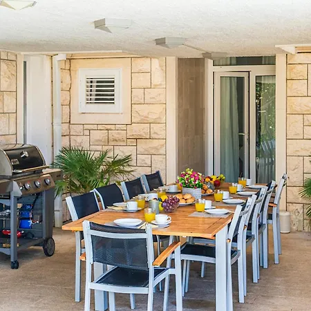 Modern Spacious Villa, 36 Sqm Pool, 70m To - Mediteran Вилла Трогир