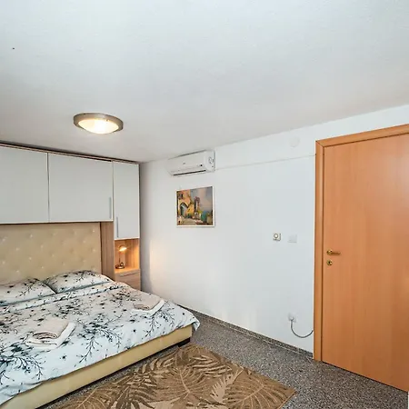 Modern Spacious Villa, 36 Sqm Pool, 70m To - Mediteran