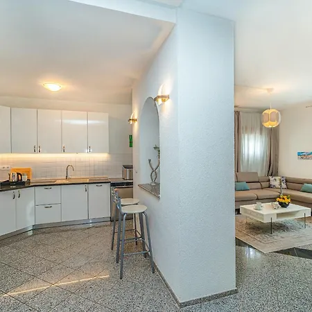 Modern Spacious Villa, 36 Sqm Pool, 70m To - Mediteran Вилла