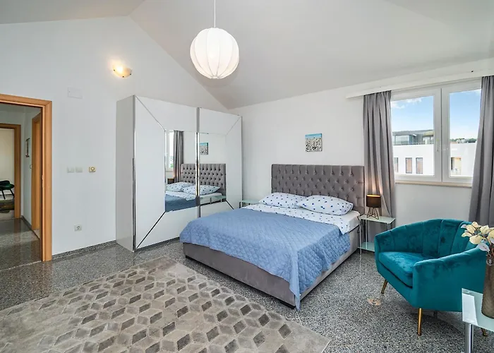 Modern Spacious Villa, 36 Sqm Pool, 70m To - Mediteran Трогір