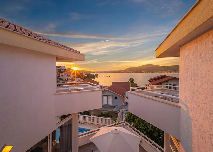 Modern Spacious Villa, 36 Sqm Pool, 70m To - Mediteran Трогір