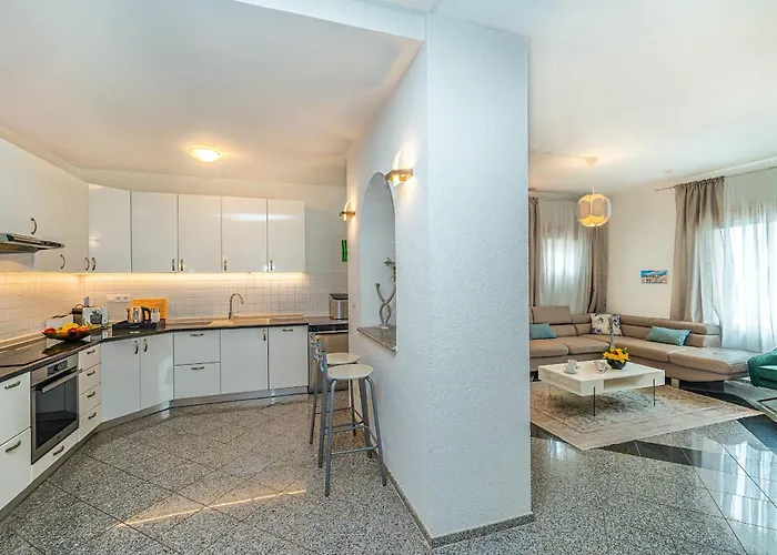 Modern Spacious Villa, 36 Sqm Pool, 70m To - Mediteran Вілла