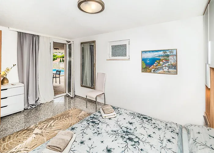 别墅 Modern Spacious Villa, 36 Sqm Pool, 70m To - Mediteran